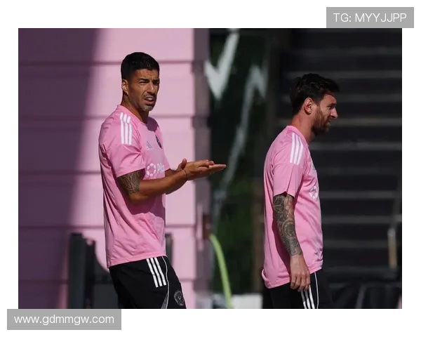 《全球足球新闻：梅西加盟迈阿密国际震撼国际足坛，C罗再度挑战欧洲豪门》