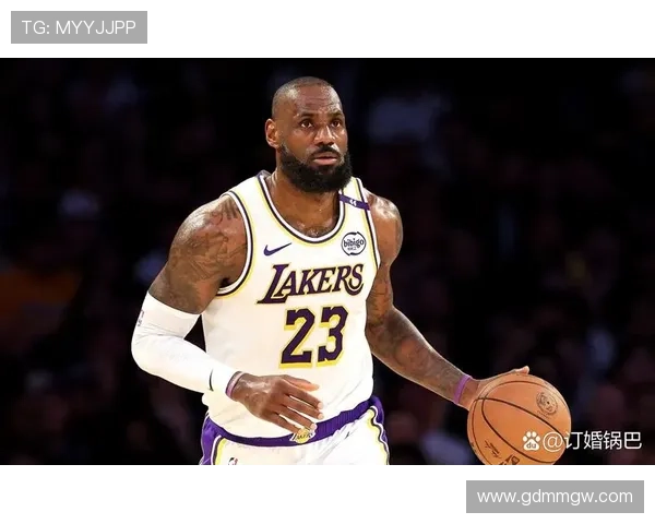 詹姆斯领衔湖人逆袭快船夺季前赛首胜，年轻球员表现亮眼